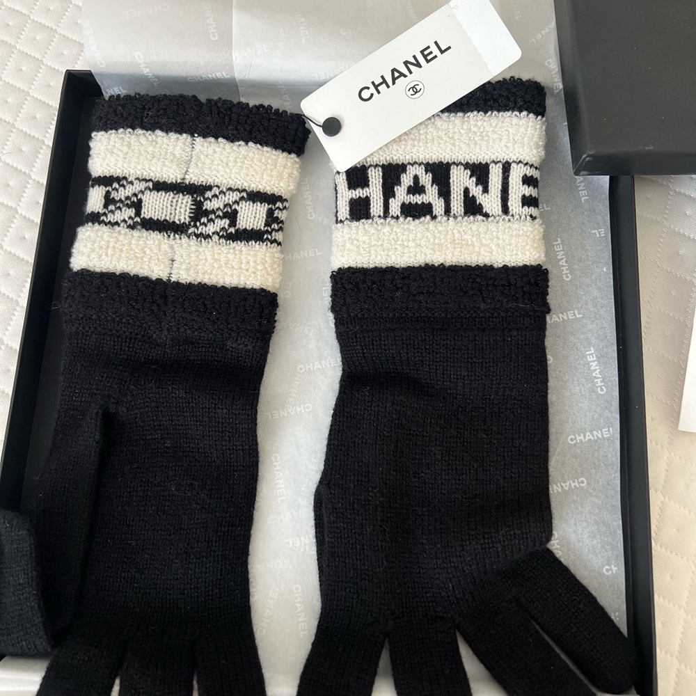 CHANEL Monochrome Knit cashmere gloves